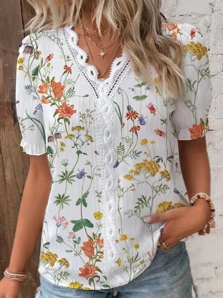 Blusa Feminina Floral com Manga Curta e Detalhe em Renda